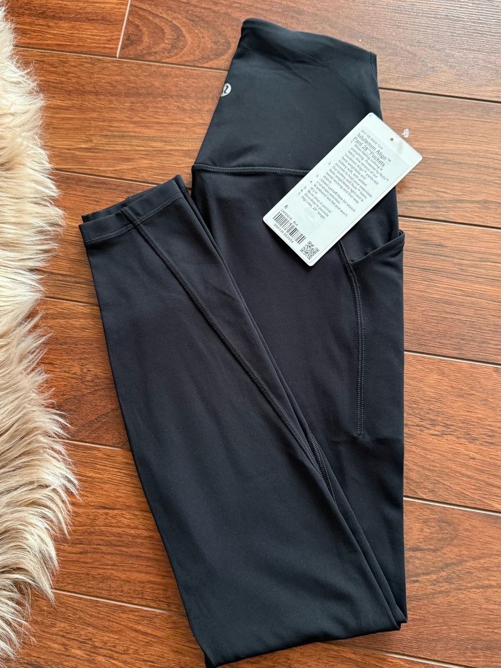 Lululemon Align 28" black leggings with pockets 
Size 6
Brand new with tags
